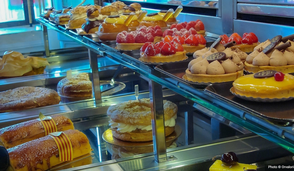 des patissers ans la vitrine du pain de papou a formiguères